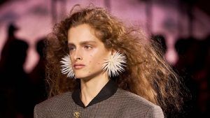 Крупные серьги — модный аксессуар этого лета