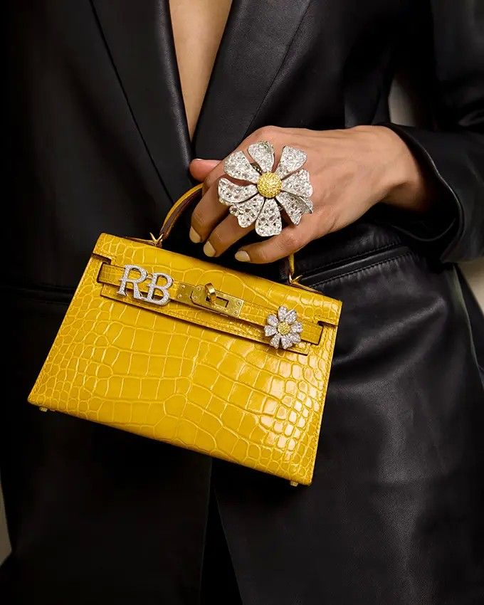 Один из самых популярных персонализированных вариантов украшений из коллекции Bag Bijoux — подвески в виде букв, инкрустированные драгоценными камнями, например бриллиантами. Фото: Ashna Mehta Один из самых популярных персонализированных вариантов украшений из коллекции Bag Bijoux — подвески в виде букв, инкрустированные драгоценными камнями, например бриллиантами. Фото: Ashna Mehta