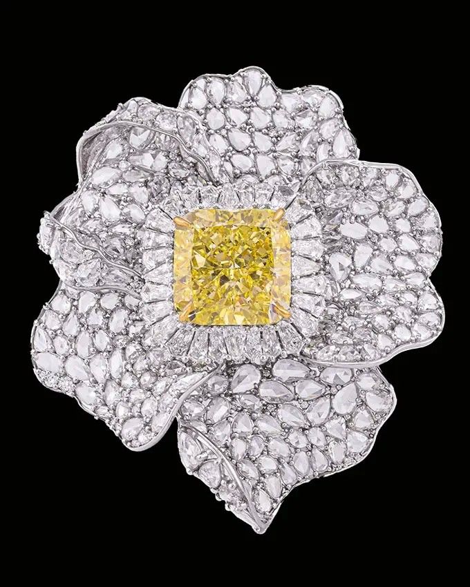 Украшение Gilded Bloom, инкрустированное желтым бриллиантом и россыпью белых бриллиантов. Фото: Ashna Mehta Украшение Gilded Bloom, инкрустированное желтым бриллиантом и россыпью белых бриллиантов. Фото: Ashna Mehta