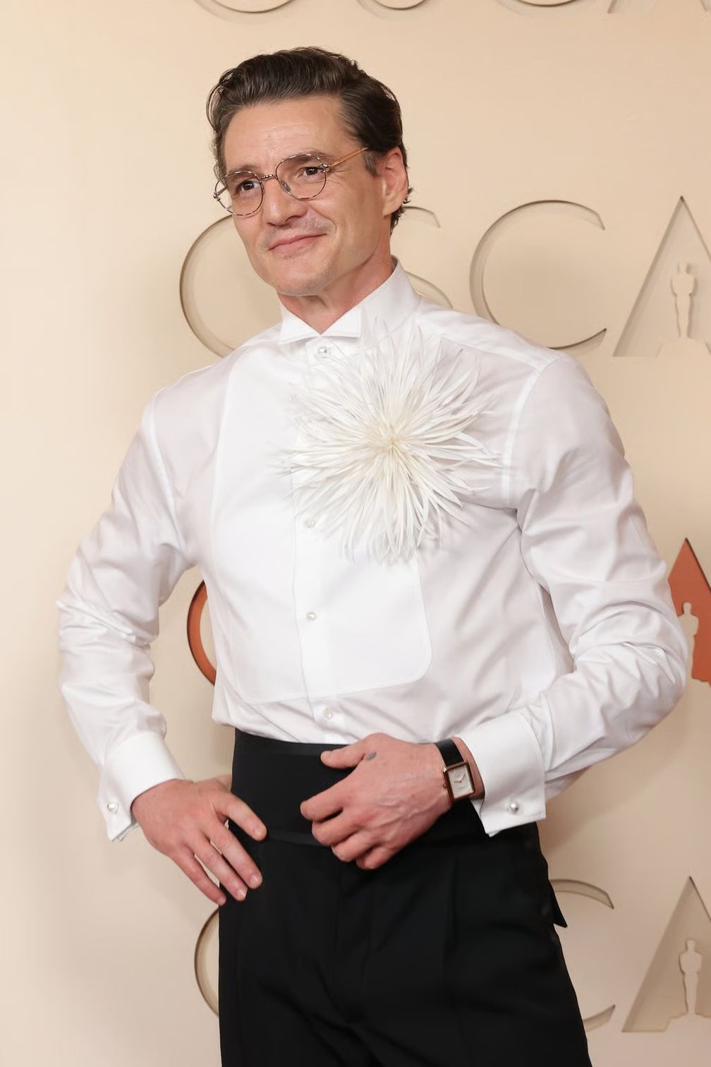 Педро Паскаль в броши от Chanel из шелка и перьев на 98-й церемонии вручения премии «Оскар». Фото: Chanel / Getty Images Педро Паскаль в броши от Chanel из шелка и перьев на 98-й церемонии вручения премии «Оскар». Фото: Chanel / Getty Images