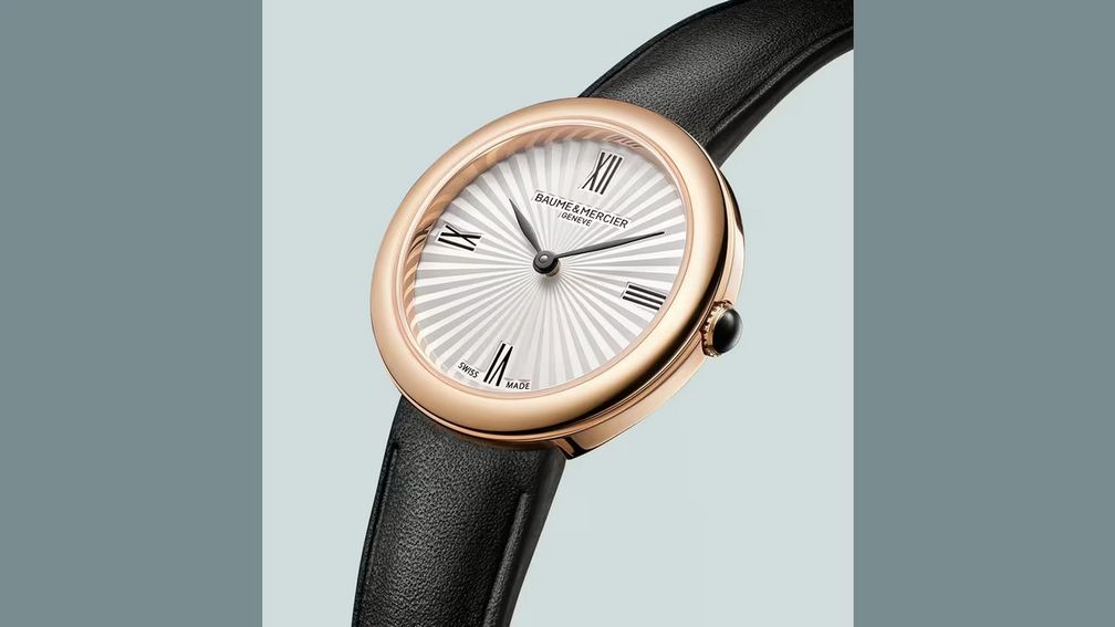 Часы Joia от Baume & Mercier (модель 10849, диаметр 28 мм) с серебристым циферблатом с отделкой «солнечные лучи» и черным ремешком из телячьей кожи. Группа Richemont продала этот часовой бренд компании Damiani Group; сумма сделки не разглашается (фото: соцсети Baume & Mercier) Часы Joia от Baume & Mercier (модель 10849, диаметр 28 мм) с серебристым циферблатом с отделкой «солнечные лучи» и черным ремешком из телячьей кожи. Группа Richemont продала этот часовой бренд компании Damiani Group; сумма сделки не разглашается (фото: соцсети Baume & Mercier)