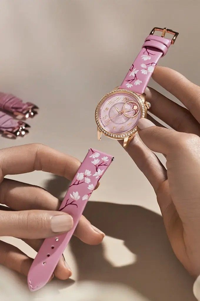 Ремешок с ручной росписью модели Égérie Moon Phase Spring Blossom можно легко заменить на ремешок из розовой кожи аллигатора или из розовой ткани гросгрейн. Фото: Vacheron Constantin Ремешок с ручной росписью модели Égérie Moon Phase Spring Blossom можно легко заменить на ремешок из розовой кожи аллигатора или из розовой ткани гросгрейн. Фото: Vacheron Constantin