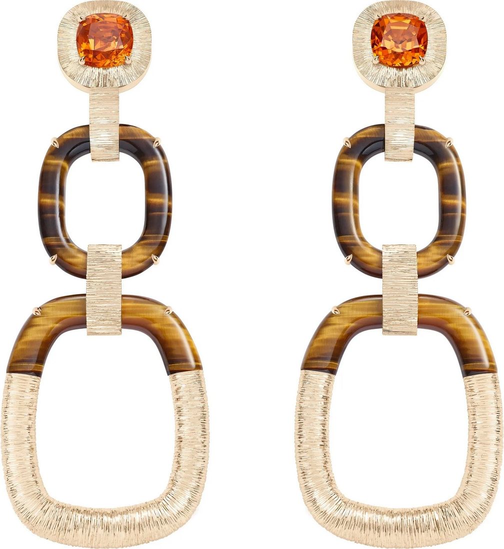 Серьги Flamboyant Links (можно перевести как «Эффектные отсылки») из розового золота с тигровым глазом и двумя мандариновыми гранатами (по 3,04 карата каждый). Фото: Piaget Серьги Flamboyant Links (можно перевести как «Эффектные отсылки») из розового золота с тигровым глазом и двумя мандариновыми гранатами (по 3,04 карата каждый). Фото: Piaget