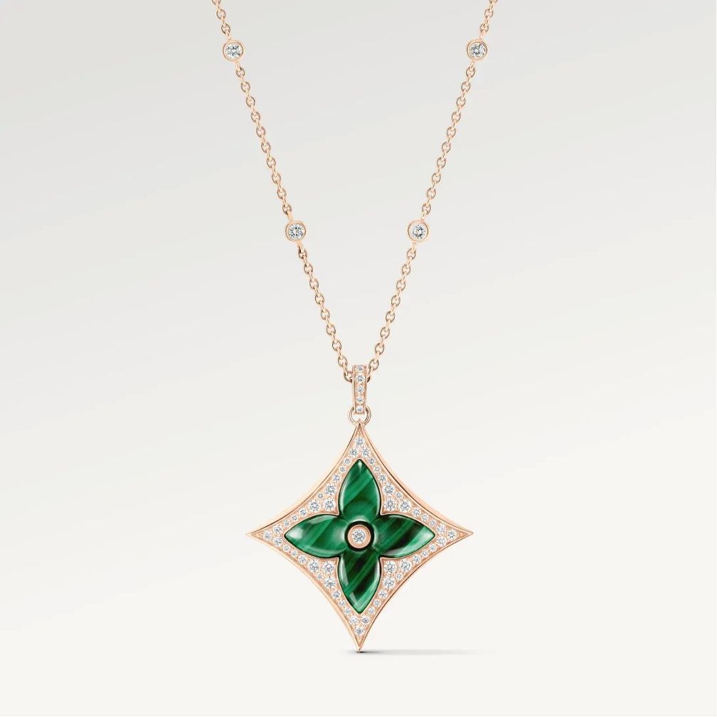 Подвеска Color Blossom из розового золота с бриллиантами и малахитом. Фото: Louis Vuitton Подвеска Color Blossom из розового золота с бриллиантами и малахитом. Фото: Louis Vuitton