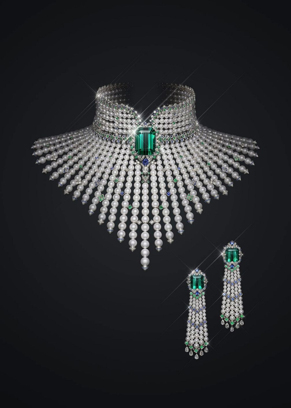 По словам представителей Mikimoto, колье Solaire излучает величественность, подчеркивая линию шеи и зону декольте благодаря сочетанию белого жемчуга с зелеными и синими оттенками турмалинов, изумрудов и сапфиров