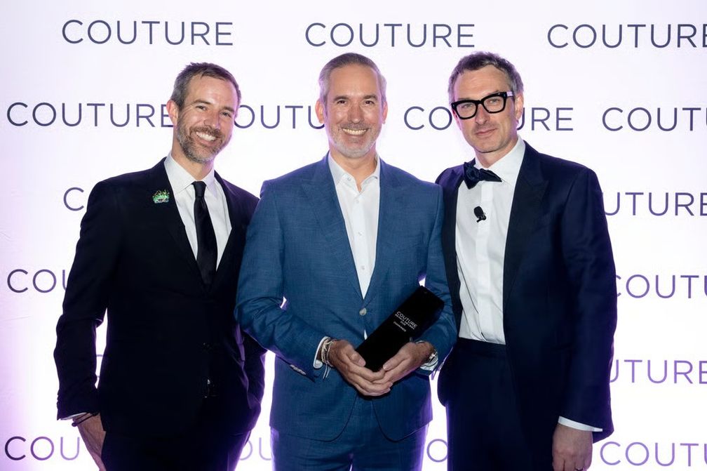 Крис Стенцхорн (в центре) на церемонии вручения награды Couture Design Award 2026 Крис Стенцхорн (в центре) на церемонии вручения награды Couture Design Award 2026