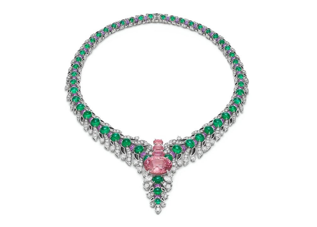 Колье от Bvlgari из белого золота с ониксом, сапфиром падпараджа весом 26,65 карата, сапфирами, бриллиантами и изумрудами