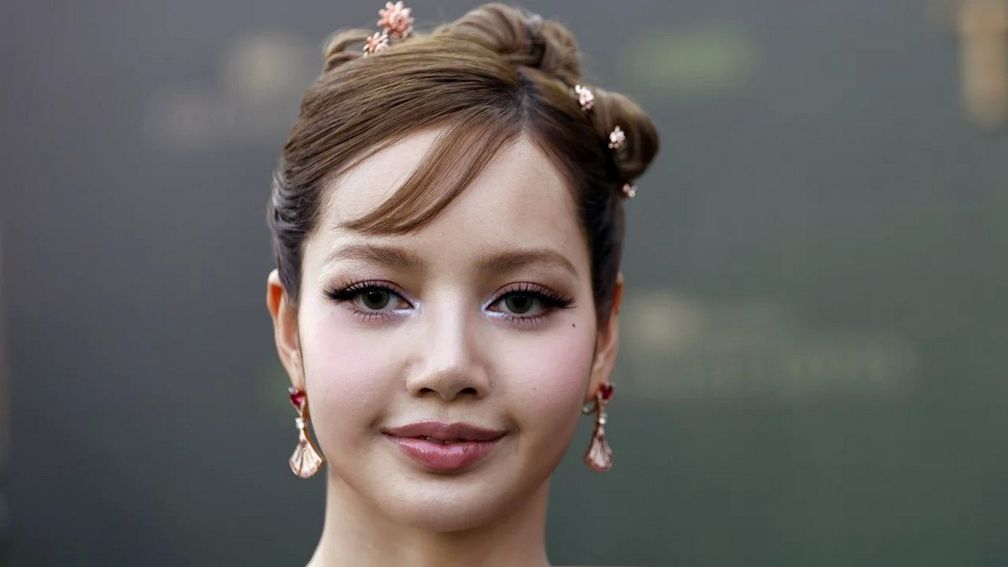 Лиса из группы Blackpink в нежно-розовом наряде и с высокой прической в стиле 2000-х, дополненной украшениями — в том числе миниатюрными заколками в виде цветков лотоса, — на премьере третьего сезона сериала «Белый лотос» в Бангкоке в прошлом году. Фото: EPA-EFE Лиса из группы Blackpink в нежно-розовом наряде и с высокой прической в стиле 2000-х, дополненной украшениями — в том числе миниатюрными заколками в виде цветков лотоса, — на премьере третьего сезона сериала «Белый лотос» в Бангкоке в прошлом году. Фото: EPA-EFE