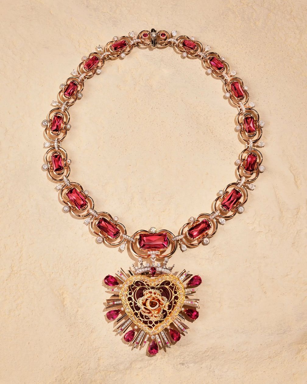 Колье из коллекции высокого ювелирного искусства Dolce & Gabbana. Фото: Томас Легран Колье из коллекции высокого ювелирного искусства Dolce & Gabbana. Фото: Томас Легран