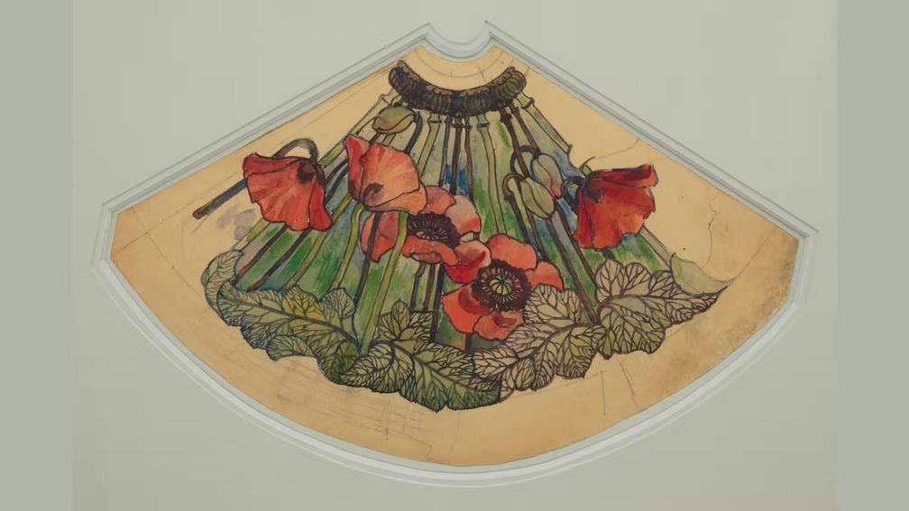 Акварельный эскиз абажура с узором «Маки» (ок. 1900 г.); по мнению сотрудников музея, он, вероятно, был выполнен Кларой Дрисколл (1861–1944) или, возможно, Элис К. Гуви (1870–1924). Выставка «Дизайн эпохи “позолоченного века”: рисунки из мастерских Луиса К. Тиффани» посвящена первоначальным эскизам, созданным в его мастерской — зачастую руками женщин и художников-эмигрантов. (© Метрополитен-музей) Акварельный эскиз абажура с узором «Маки» (ок. 1900 г.); по мнению сотрудников музея, он, вероятно, был выполнен Кларой Дрисколл (1861–1944) или, возможно, Элис К. Гуви (1870–1924). Выставка «Дизайн эпохи “позолоченного века”: рисунки из мастерских Луиса К. Тиффани» посвящена первоначальным эскизам, созданным в его мастерской — зачастую руками женщин и художников-эмигрантов. (© Метрополитен-музей)