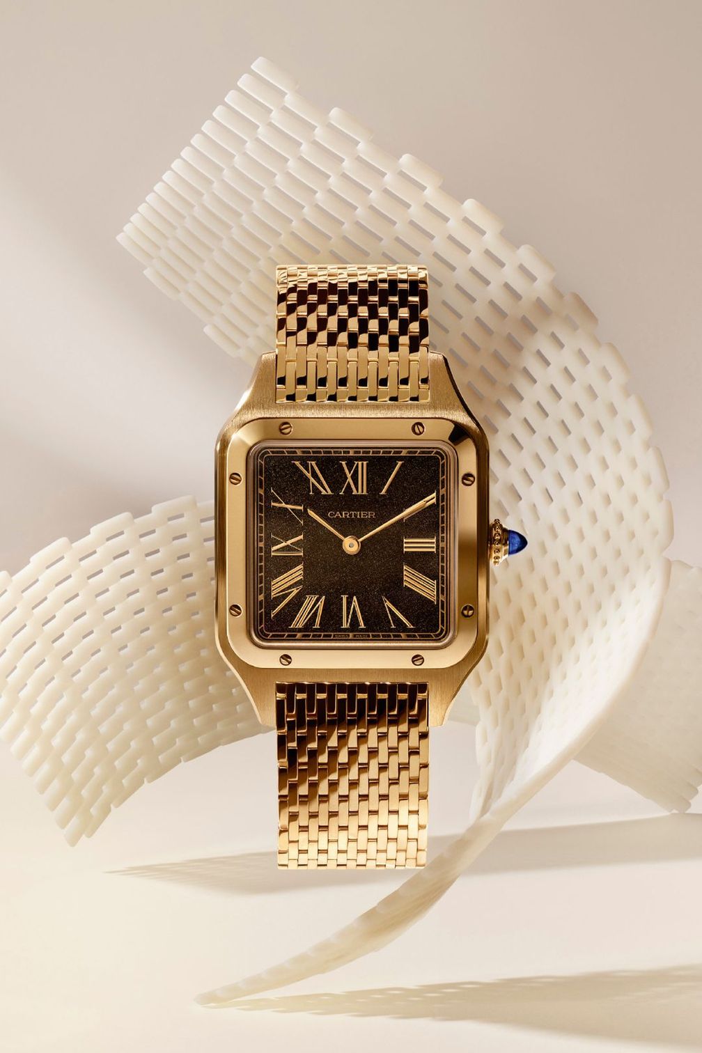 Cartier Santos-Dumont из желтого золота с циферблатом из обсидиана (фото: Cartier) Cartier Santos-Dumont из желтого золота с циферблатом из обсидиана (фото: Cartier)
