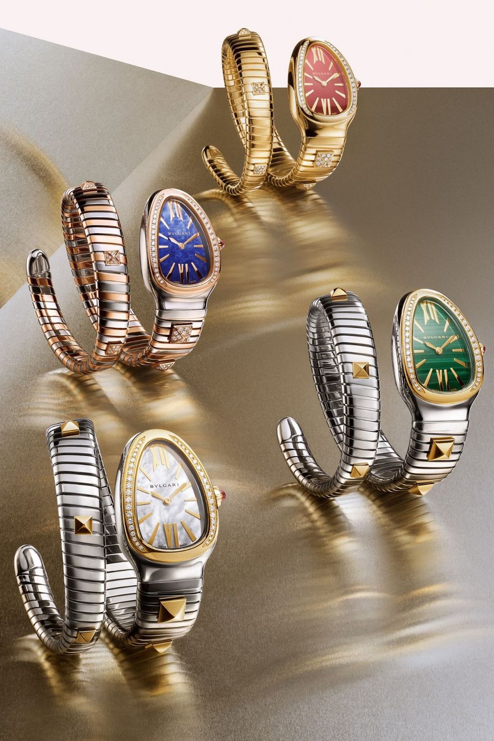 Модель Serpenti Tubogas Studs из золота и стали: конструкция Tubogas, декоративные элементы в виде заклепок и яркие циферблаты из камня (фото: Bvlgari) Модель Serpenti Tubogas Studs из золота и стали: конструкция Tubogas, декоративные элементы в виде заклепок и яркие циферблаты из камня (фото: Bvlgari)