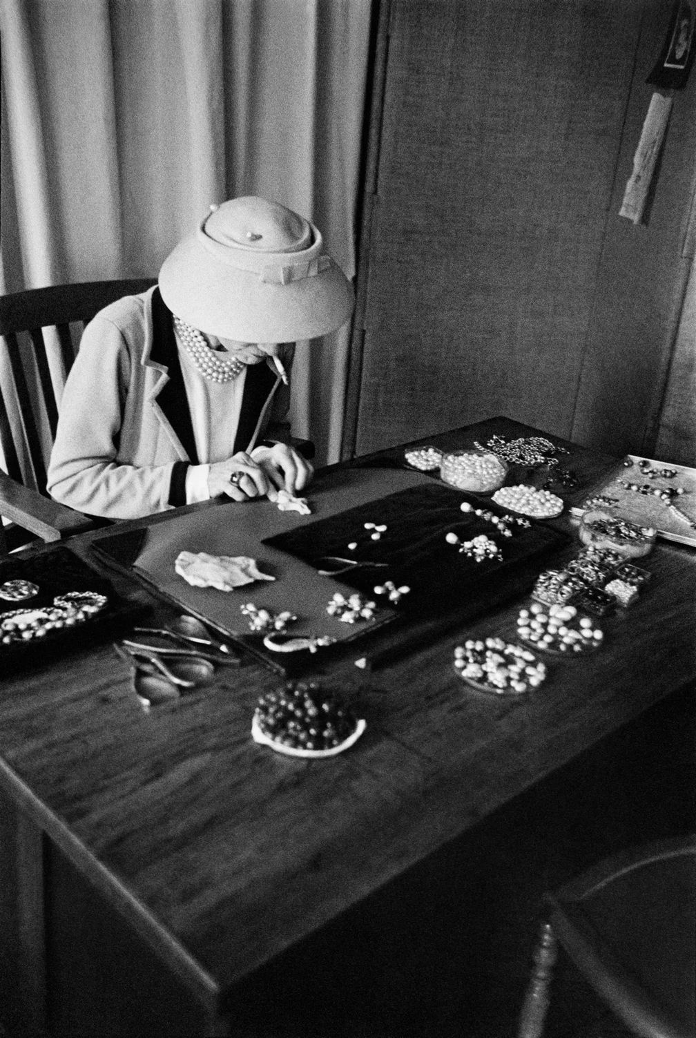 Габриэль Шанель за работой над ювелирным украшением, 1957 год. Фото: Mark Shaw / mptvimages Габриэль Шанель за работой над ювелирным украшением, 1957 год. Фото: Mark Shaw / mptvimages