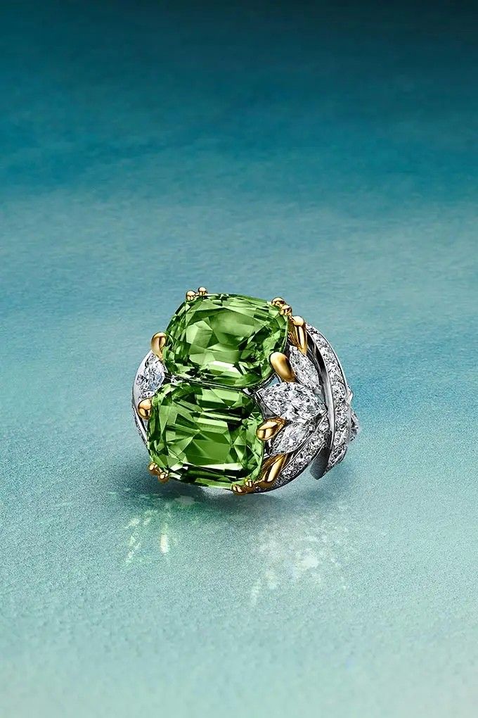 Кольцо высокого ювелирного искусства из коллекции Petals от Tiffany & Co. из платины и желтого золота с двумя перидотами огранки кушон общим весом 15,92 карата и бриллиантами. Фото: Tiffany & Co. Кольцо высокого ювелирного искусства из коллекции Petals от Tiffany & Co. из платины и желтого золота с двумя перидотами огранки кушон общим весом 15,92 карата и бриллиантами. Фото: Tiffany & Co.