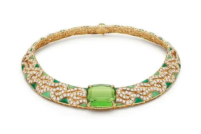 Колье высокого ювелирного искусства из коллекции Colour Treasures от Bvlgari из желтого золота с перидотом огранки кушон весом 60,71 карата, а также бриллиантами, малахитом, хризопразом и перидотами. Фото: Bvlgari Колье высокого ювелирного искусства из коллекции Colour Treasures от Bvlgari из желтого золота с перидотом огранки кушон весом 60,71 карата, а также бриллиантами, малахитом, хризопразом и перидотами. Фото: Bvlgari