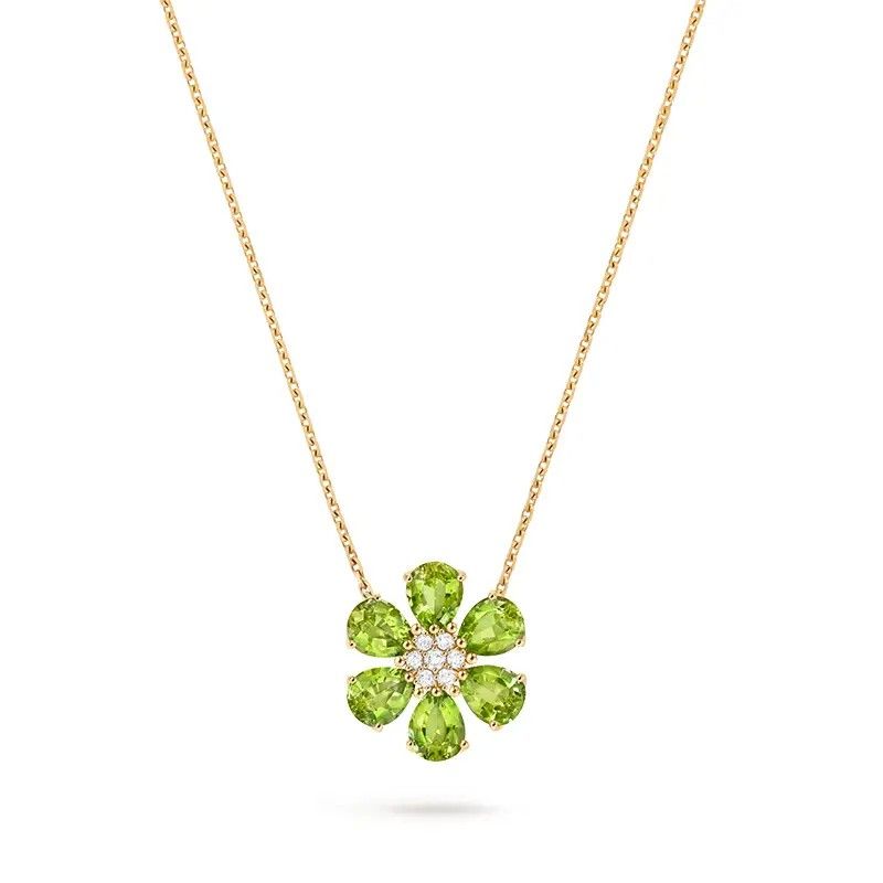 Колье Fleurs d'Hawaï (в переводе с французского «Цветы Гавайев») от Van Cleef & Arpels из желтого золота с перидотами и бриллиантами Колье Fleurs d'Hawaï (в переводе с французского «Цветы Гавайев») от Van Cleef & Arpels из желтого золота с перидотами и бриллиантами