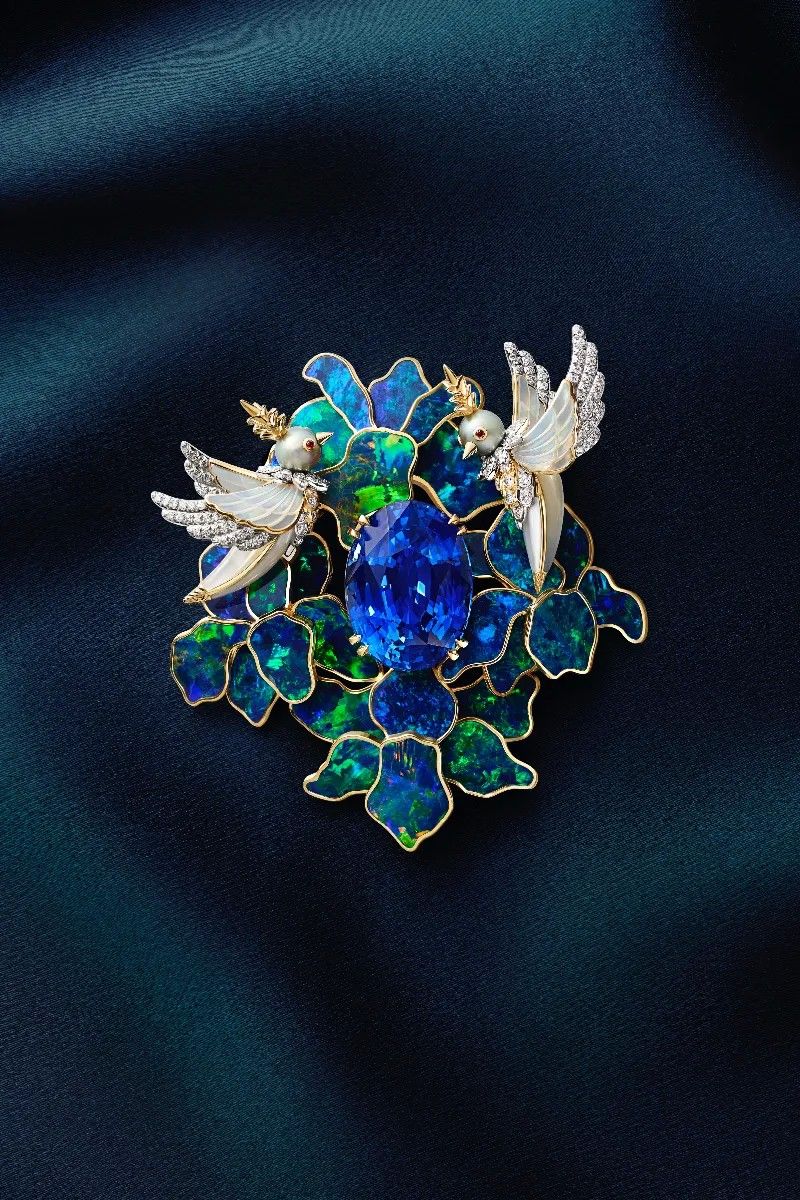 Брошь Legendary Bird (версия с сапфирами) от Tiffany & Co. Предоставлено Tiffany & Co. Брошь Legendary Bird (версия с сапфирами) от Tiffany & Co. Предоставлено Tiffany & Co.