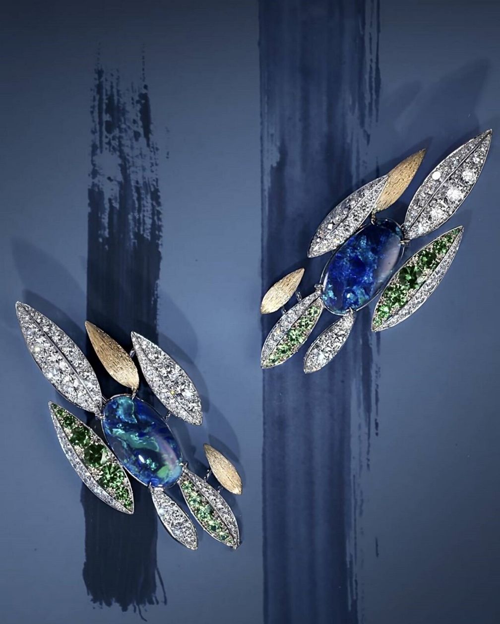 Броши Bambou от Chaumet из белого и желтого золота и платины с черными опалами овальной огранки кабошон (7,11 и 6,69 карата), бриллиантами, цаворитами и бриллиантами. Предоставлено Chaumet 
