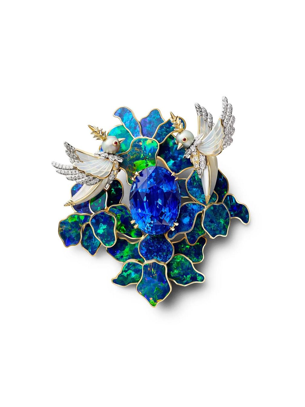 Брошь Legendary Bird: The Sapphire Edition от Tiffany & Co. из желтого золота с фигурками птиц, инкрустированными жемчугом, перламутром, бриллиантами и рубинами, а также дуплетами из черного опала и сапфиром с Мадагаскара (34,48 карата). Предоставлено Tiffany & Co. 