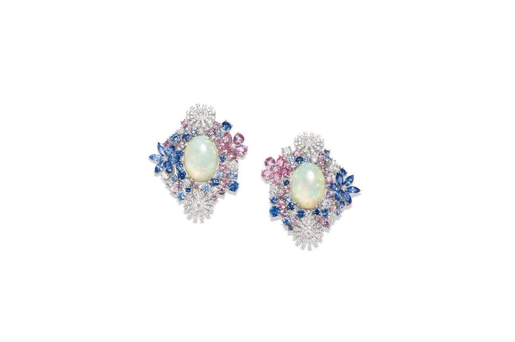 Серьги Floréa («Флореа») от Damiani из белого золота с белыми опалами, сапфирами и бриллиантами. Фото: Фабрицио Скарпа