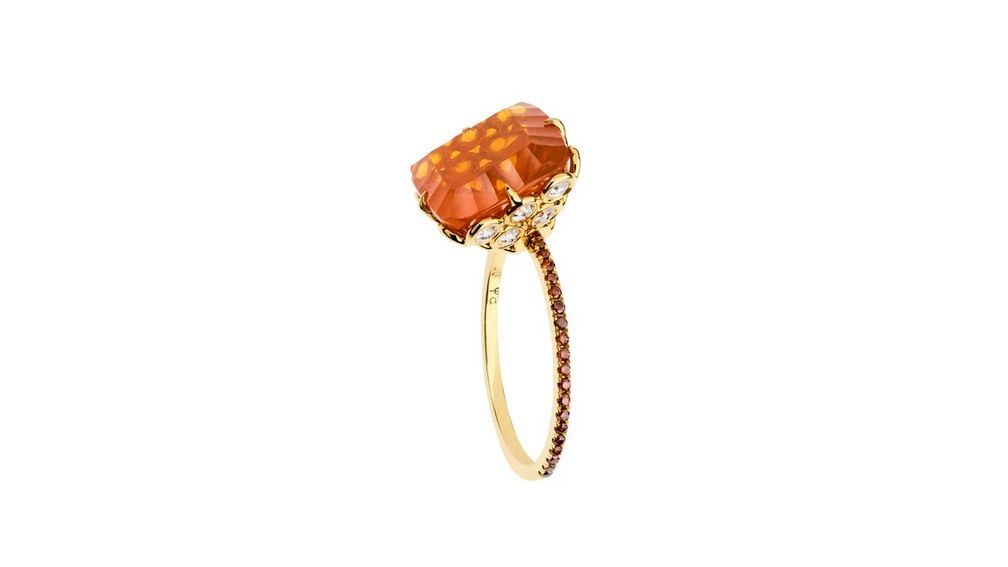 Кольцо Fire Opal («Огненный опал») от Lito из розового золота с огненным опалом огранки радиант (3,1 карата), белыми и коньячными бриллиантами огранки роза и белыми бриллиантами круглой огранки. Фото: Koukousas Apostolos