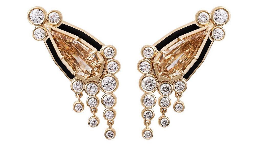 Серьги Sanssouci Bloom украшены бриллиантами медово-коричневого оттенка (Honey Diamond) грушевидной формы со ступенчатой огранкой общим весом 2,28 карата; композицию дополняют белые бриллианты (1,04 карата) и вставки из угольно-черной эмали на основе из желтого золота 18 карат Серьги Sanssouci Bloom украшены бриллиантами медово-коричневого оттенка (Honey Diamond) грушевидной формы со ступенчатой огранкой общим весом 2,28 карата; композицию дополняют белые бриллианты (1,04 карата) и вставки из угольно-черной эмали на основе из желтого золота 18 карат