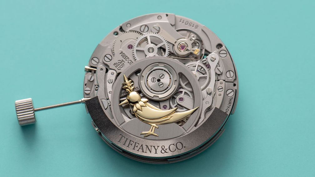 Механизм Tiffany Timer с ротором автоподзавода, украшенным элементом «Птица на камне» (Bird on a Rock) из 18-каратного золота. Фото: Tiffany & Co. Механизм Tiffany Timer с ротором автоподзавода, украшенным элементом «Птица на камне» (Bird on a Rock) из 18-каратного золота. Фото: Tiffany & Co.