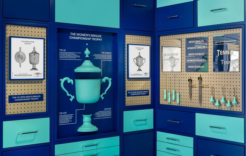 Инсталляция Tiffany & Co. на турнире US Open, демонстрирующая процесс создания трофеев. Фото: Брэд Диксон