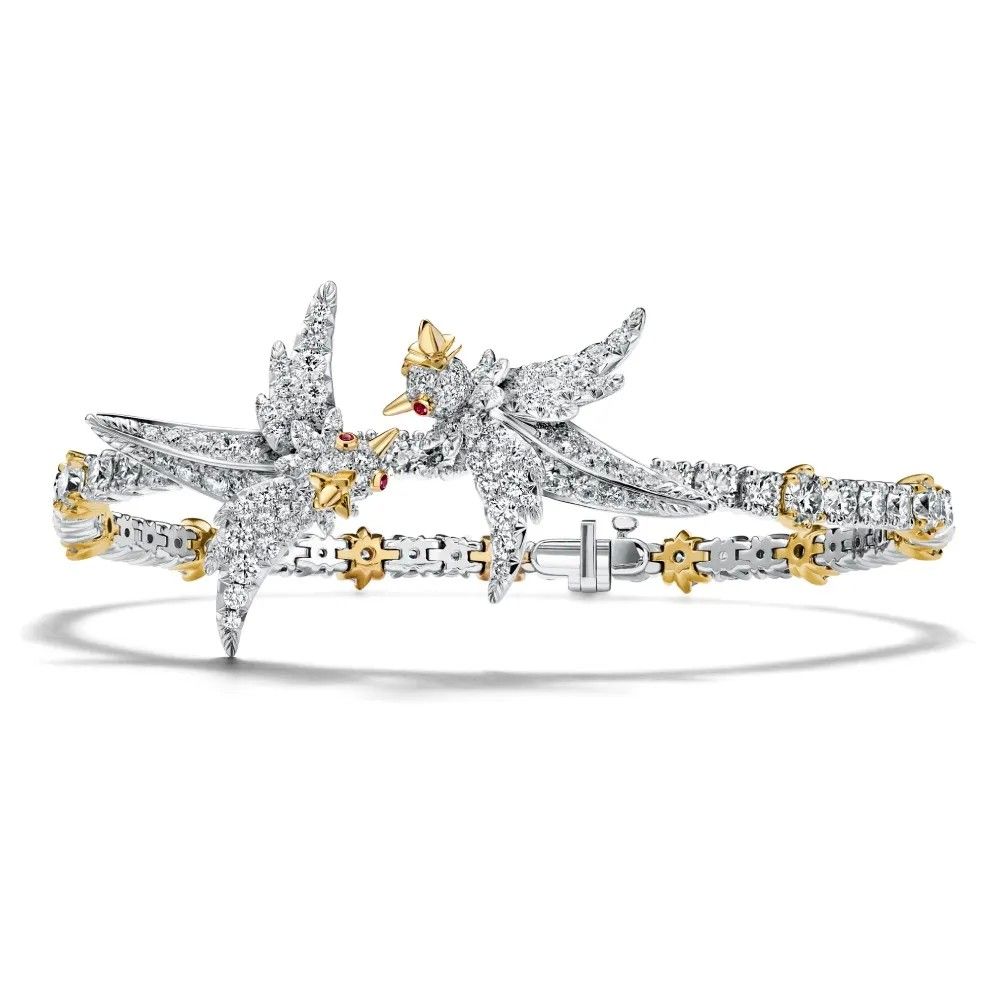 Новый браслет высокого ювелирного искусства Bird on a Rock by Tiffany из платины, желтого золота и бриллиантов. Фото: Tiffany & Co. Новый браслет высокого ювелирного искусства Bird on a Rock by Tiffany из платины, желтого золота и бриллиантов. Фото: Tiffany & Co.