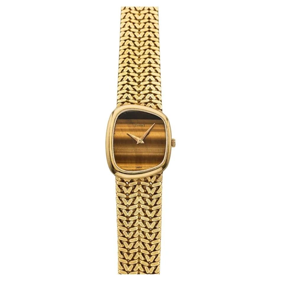 Асимметричные часы от Piaget (модель 9487, диаметр 23 мм) с ручным заводом и циферблатом из тигрового глаза, ок. 1970 г. Асимметричные часы от Piaget (модель 9487, диаметр 23 мм) с ручным заводом и циферблатом из тигрового глаза, ок. 1970 г.