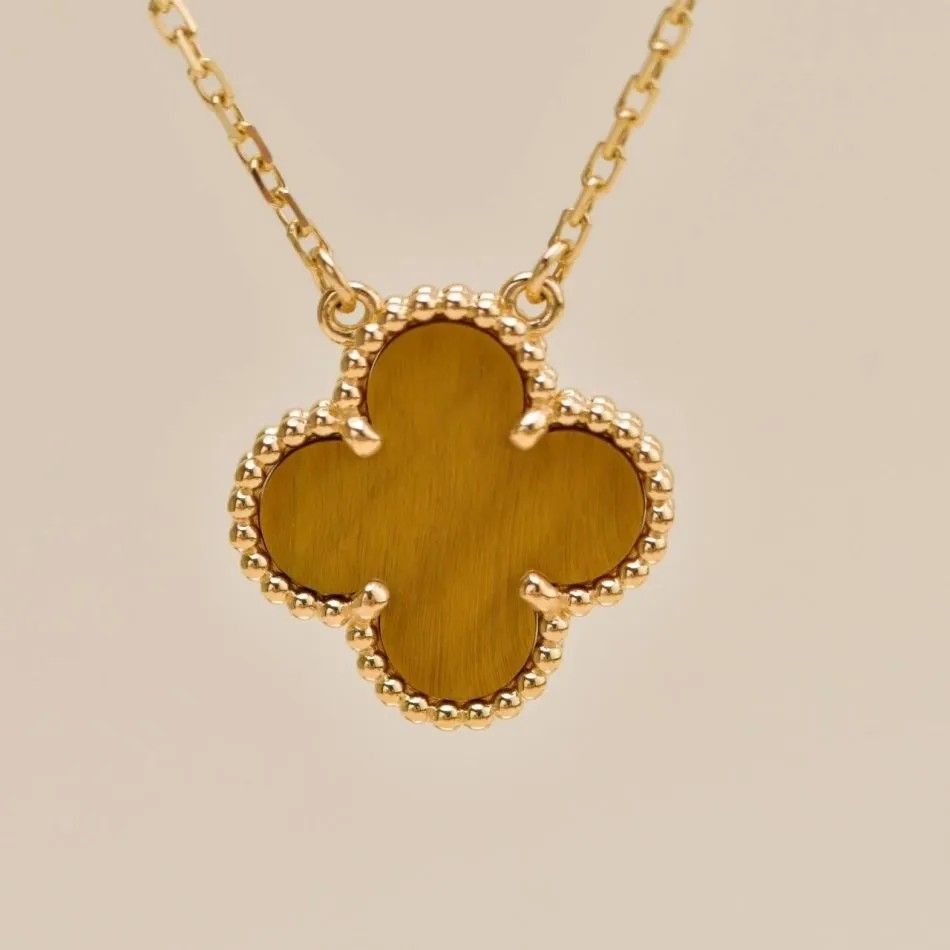 Подвеска Vintage Alhambra («Винтажная Альгамбра») от Van Cleef & Arpels с тигровым глазом, 2018 г. Подвеска Vintage Alhambra («Винтажная Альгамбра») от Van Cleef & Arpels с тигровым глазом, 2018 г.