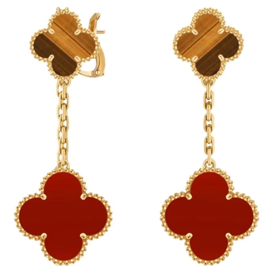 Серьги Magic Alhambra («Волшебная Альгамбра») от Van Cleef & Arpels с тигровым глазом и сердоликом, 2024 г. Серьги Magic Alhambra («Волшебная Альгамбра») от Van Cleef & Arpels с тигровым глазом и сердоликом, 2024 г.