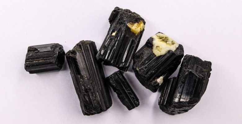 Почему турмалин электризует волосы и пыль