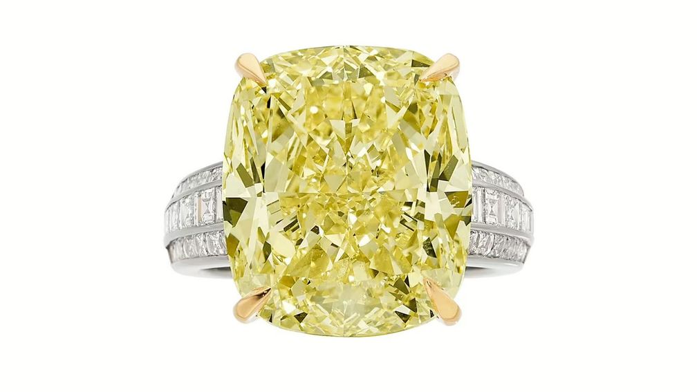 Pragnell Kimberley Sunshine Diamond — это фантазийный желтый бриллиант весом 22,09 карата с чистотой уровня IF (internally flawless — без внутренних включений). Ожидается, что на торгах Heritage Auctions, которые пройдут 28 сентября в Далласе, он будет продан за сумму до 250 000 долларов. Фото: Heritage Auctions, HA.com