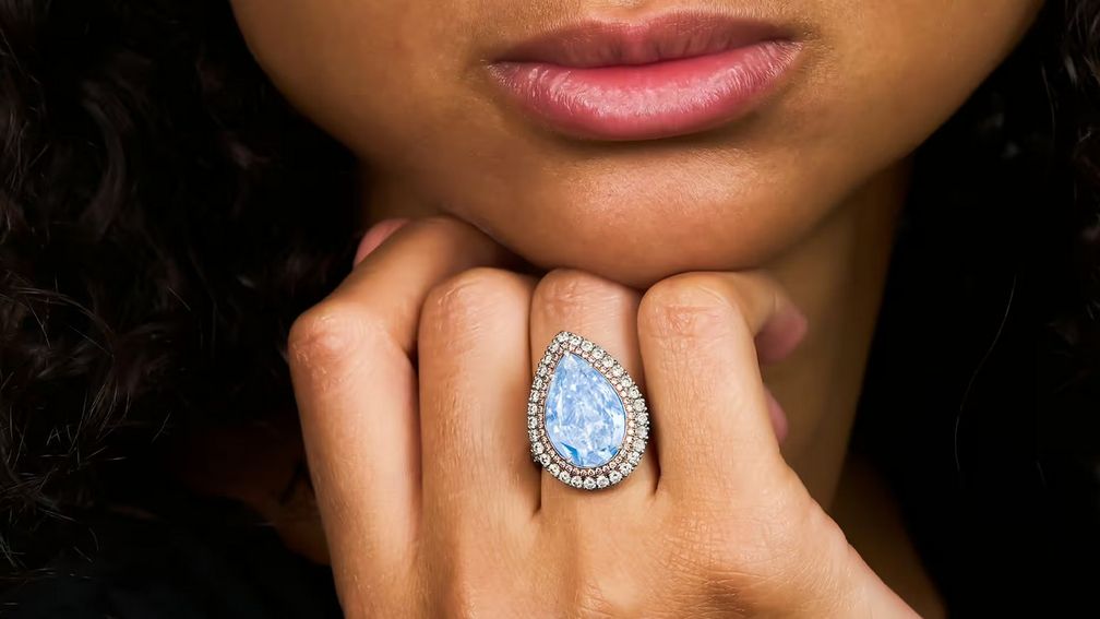 Этот бриллиант весом 8,03 карата с характеристикой цвета Fancy Light Blue (нежно-голубой) будет выставлен на торги Elmwood’s в рамках аукциона Fine Jewellery 1 октября