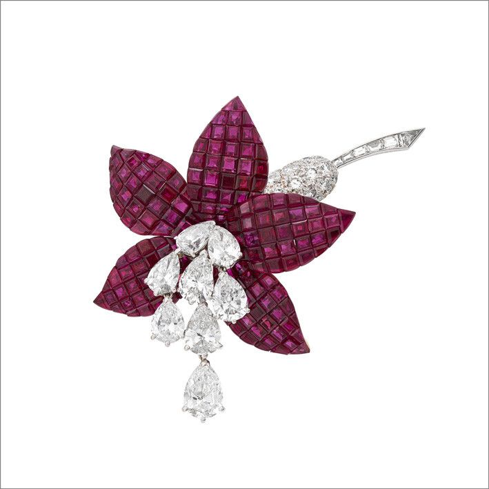 Брошь Fuchsia от Van Cleef & Arpels, выполненная в технике Mystery-Set Брошь Fuchsia от Van Cleef & Arpels, выполненная в технике Mystery-Set