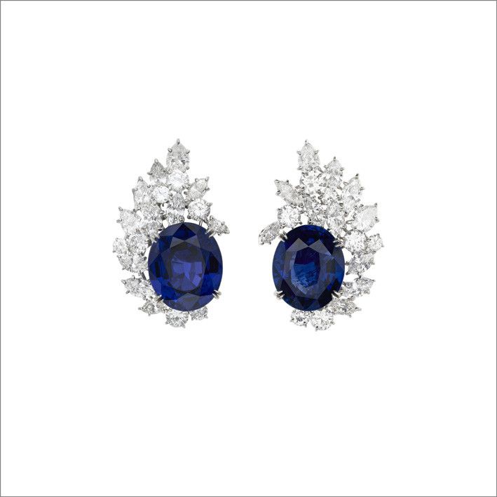 Серьги от Van Cleef & Arpels с овальными сапфирами весом 20,60 и 18 карат Серьги от Van Cleef & Arpels с овальными сапфирами весом 20,60 и 18 карат