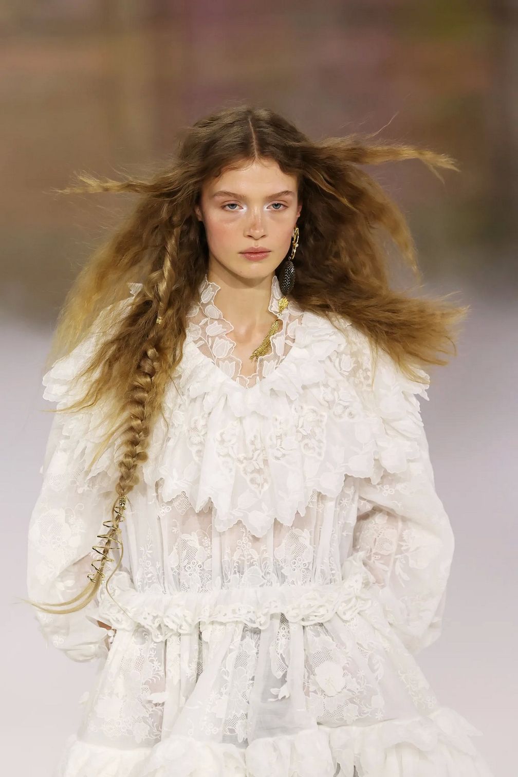 Chloé, сезон осень-зима — 2026/2027. Фото: Орор Марешаль / Getty Images Chloé, сезон осень-зима — 2026/2027. Фото: Орор Марешаль / Getty Images