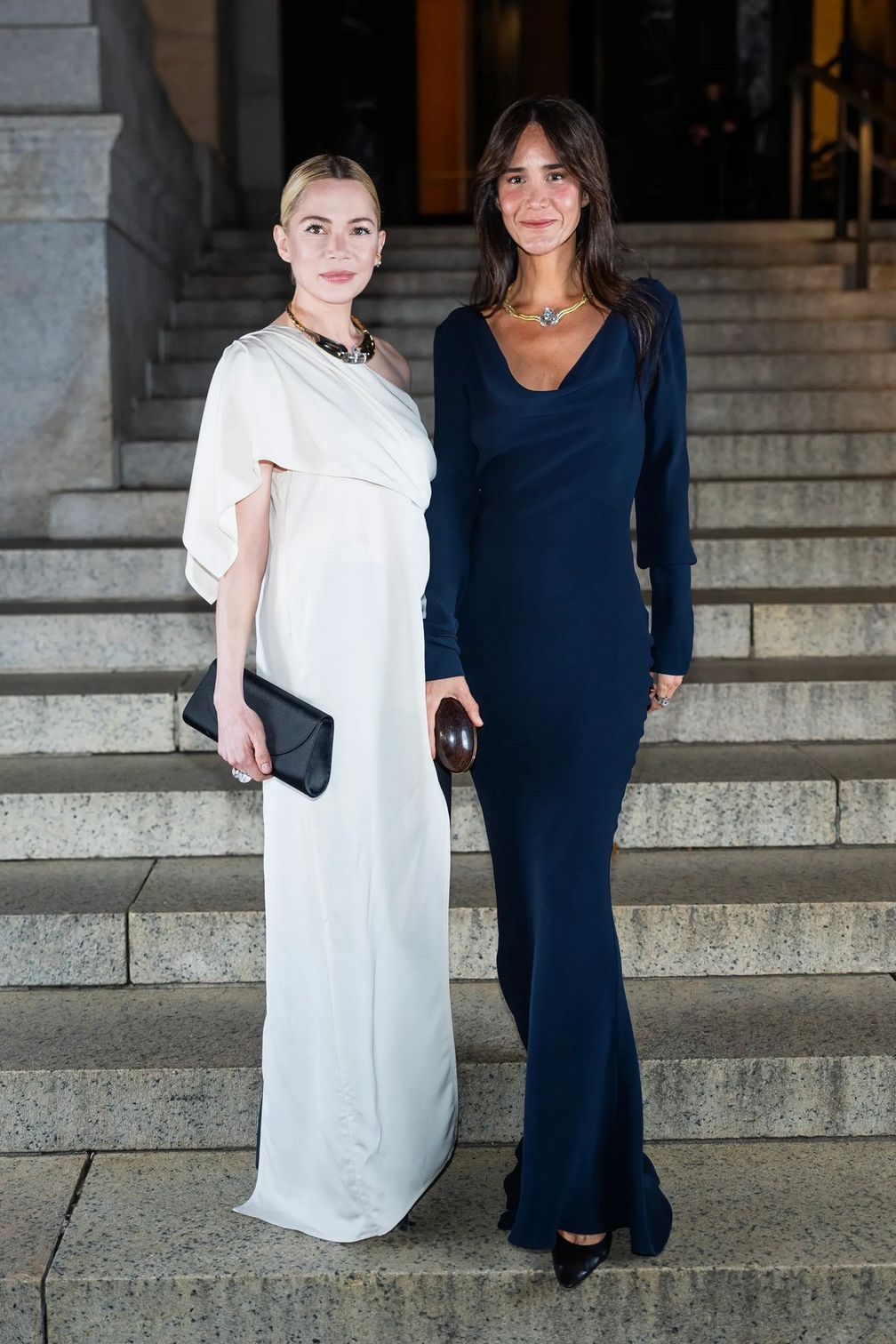 Мишель Уильямс и Ана Хоури на церемонии вручения премии CFDA 2025 года, где Хоури была номинирована в категории «Лучший американский дизайнер аксессуаров». Фото: Getty Images Мишель Уильямс и Ана Хоури на церемонии вручения премии CFDA 2025 года, где Хоури была номинирована в категории «Лучший американский дизайнер аксессуаров». Фото: Getty Images