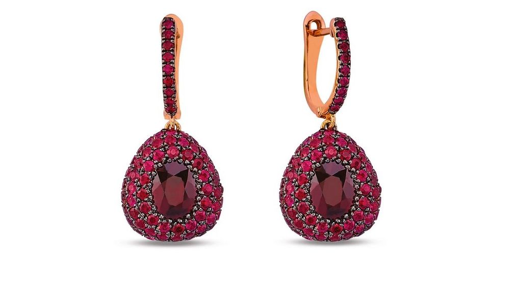 Серьги Bonbons из розового золота 18 карат с центральными рубинами (общий вес 2,63 карата) и рубинами в технике паве (общий вес 3,91 карата) Серьги Bonbons из розового золота 18 карат с центральными рубинами (общий вес 2,63 карата) и рубинами в технике паве (общий вес 3,91 карата)