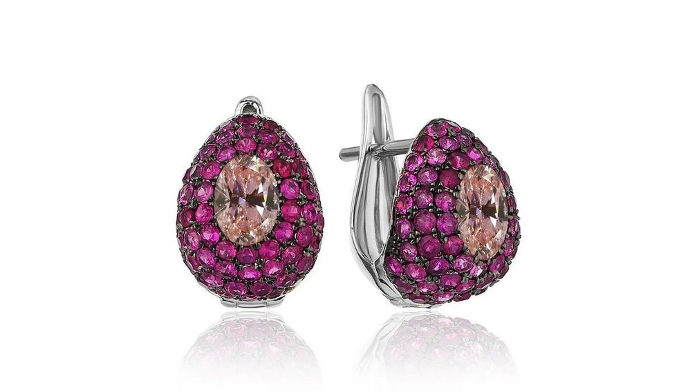 Серьги Bonbons из белого золота 18 карат с розовыми турмалинами (общий вес 1,02 карата) и розовыми сапфирами (общий вес 2,61 карата) Серьги Bonbons из белого золота 18 карат с розовыми турмалинами (общий вес 1,02 карата) и розовыми сапфирами (общий вес 2,61 карата)