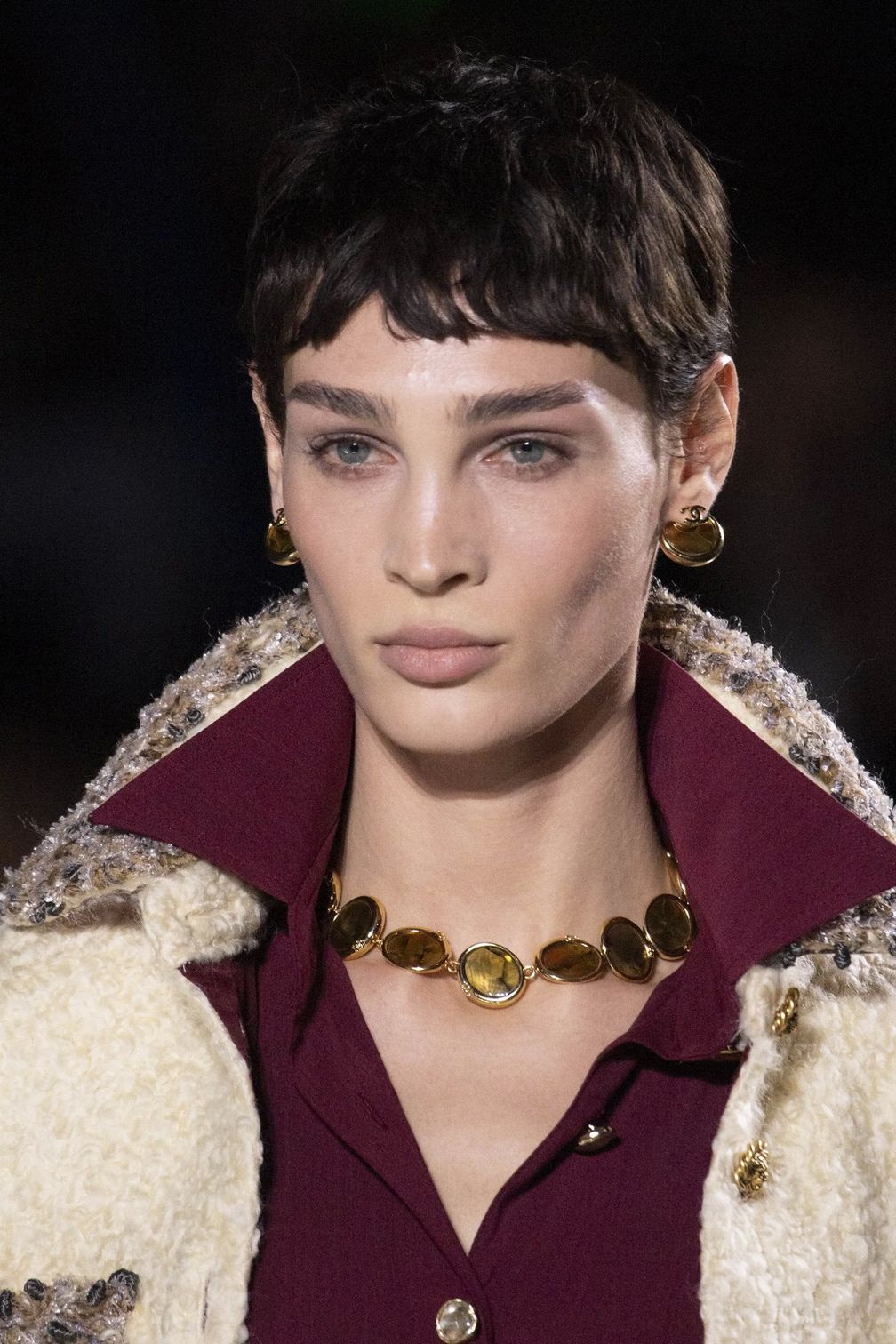 Колье с камнями в оправе безель и подходящие серьги на показе Chanel, осень-зима — 2026. Фото: Getty Images Колье с камнями в оправе безель и подходящие серьги на показе Chanel, осень-зима — 2026. Фото: Getty Images