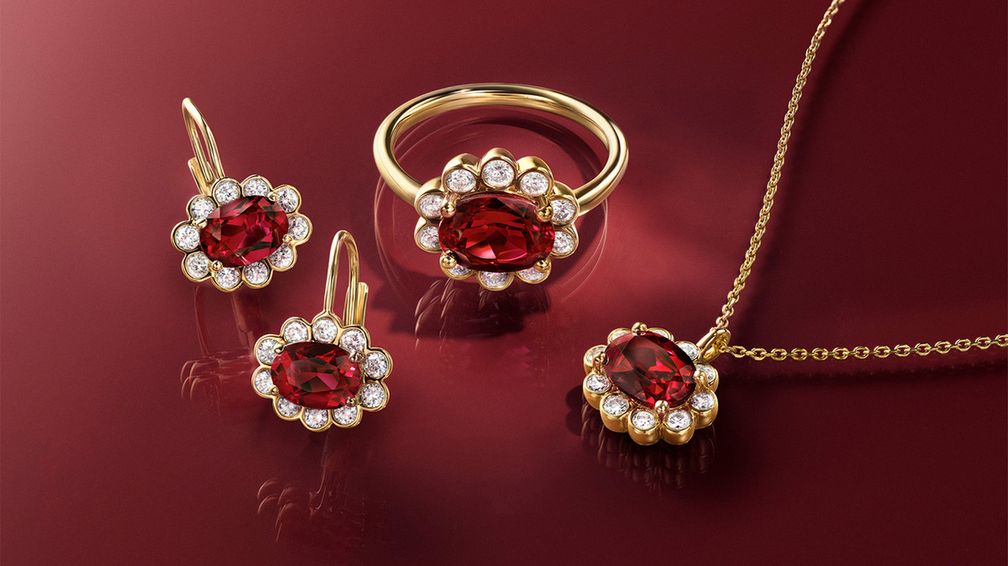 Центральный элемент комплекта Bold Blooms («Яркие цветы») с цветочным дизайном в стиле «гало» — выращенный в лаборатории рубин овальной огранки, закрепленный горизонтально и окруженный выращенными бриллиантами в оправе безель из желтого золота 14 карат Центральный элемент комплекта Bold Blooms («Яркие цветы») с цветочным дизайном в стиле «гало» — выращенный в лаборатории рубин овальной огранки, закрепленный горизонтально и окруженный выращенными бриллиантами в оправе безель из желтого золота 14 карат