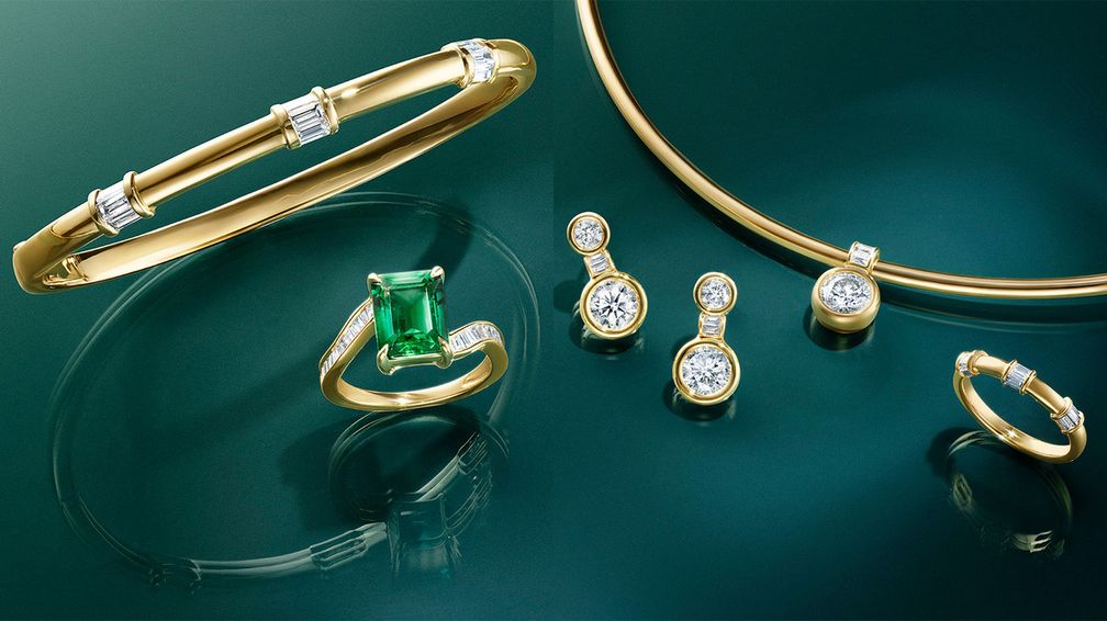 В комплекте Gilded Glamour («Позолоченный гламур») акцент сделан на сочетании желтого золота 14 карат и выращенных в лаборатории бриллиантов ступенчатой огранки; также в него входит кольцо с выращенными изумрудом и бриллиантом В комплекте Gilded Glamour («Позолоченный гламур») акцент сделан на сочетании желтого золота 14 карат и выращенных в лаборатории бриллиантов ступенчатой огранки; также в него входит кольцо с выращенными изумрудом и бриллиантом