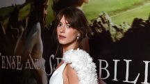 Дейзи Эдгар-Джонс дополнила наряд от Stella McCartney серьгами от Boucheron на дублинской премьере фильма «Разум и чувства»