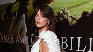 Дейзи Эдгар-Джонс дополнила наряд от Stella McCartney серьгами от Boucheron на дублинской премьере фильма «Разум и чувства»
