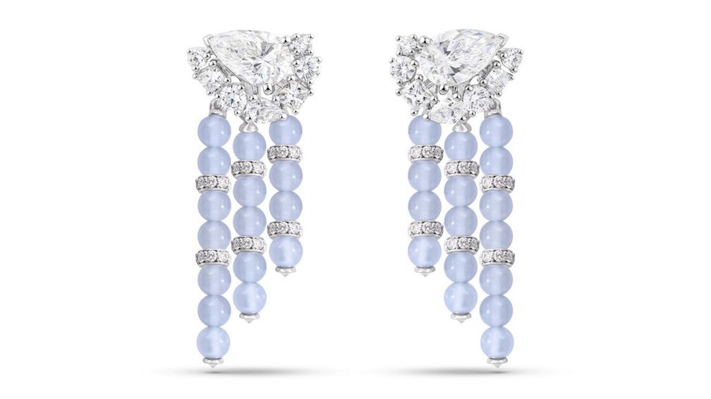 Серьги Cascade из белого золота 18 карат со съемными кисточками из бусин халцедона. Каждую серьгу венчает бриллиант грушевидной огранки весом 1,51 карата; также в дизайне использованы бриллианты круглой, грушевидной огранки и огранки принцесса
