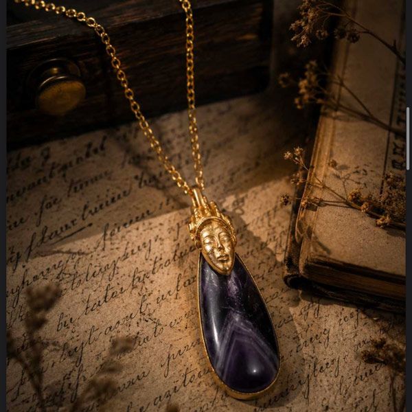 Кулон из коллекции Found Objects Пунита Гупты отражает интерес дизайнера к созданию изделий, которые выглядят так, будто их нашли при раскопках, а не изготовили заново Кулон из коллекции Found Objects Пунита Гупты отражает интерес дизайнера к созданию изделий, которые выглядят так, будто их нашли при раскопках, а не изготовили заново