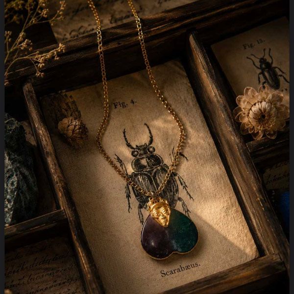 Скульптурный кулон из коллекции Found Objects призван напомнить об артефакте с историей — даже если эта история полностью вымышленная Скульптурный кулон из коллекции Found Objects призван напомнить об артефакте с историей — даже если эта история полностью вымышленная