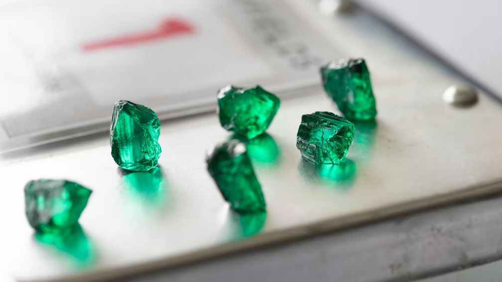 Компания Gemfields, занимающаяся добычей цветных драгоценных камней, только что объявила итоги своего последнего аукциона по продаже изумрудов коммерческого качества. Очный осмотр лотов проходил в Джайпуре (Индия), а сами торги состоялись в онлайн-формате и длились три недели, начиная с 24 августа Компания Gemfields, занимающаяся добычей цветных драгоценных камней, только что объявила итоги своего последнего аукциона по продаже изумрудов коммерческого качества. Очный осмотр лотов проходил в Джайпуре (Индия), а сами торги состоялись в онлайн-формате и длились три недели, начиная с 24 августа